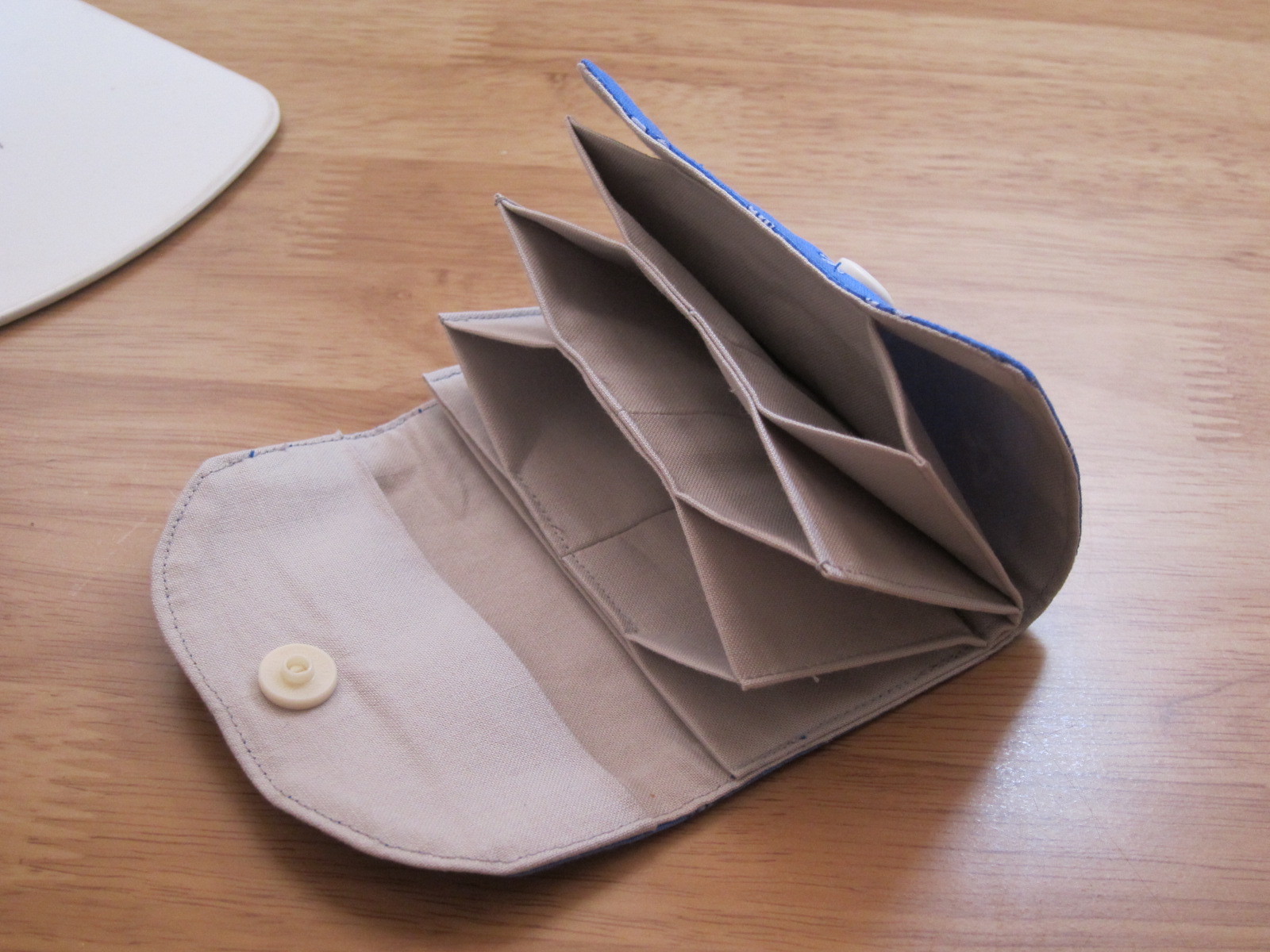 in the inside, it has four bellows pockets